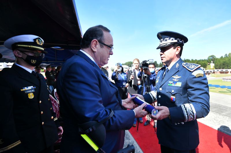 Presidente Giammattei destaca papel del Ejército en defensa de la democracia y soberanía