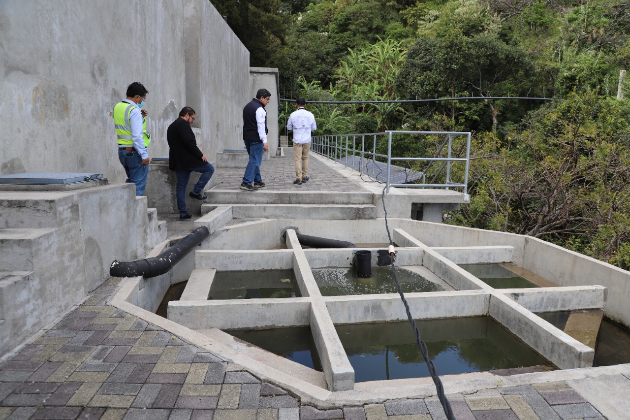 Ministro Gerson Barrios hace visita técnica a moderna planta de tratamiento de aguas residuales en Santa Cruz La Laguna