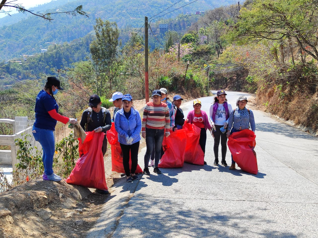 <strong>Huehuetecos y MARN trabajan juntos por el saneamiento ambiental</strong>