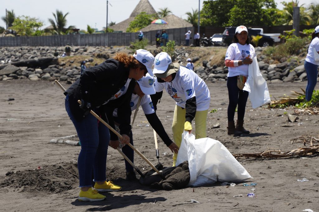 Educación ambiental y playas limpias en Semana Santa