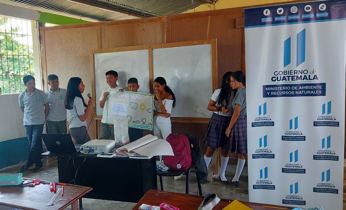 Estudiantes de Paxcamán, Flores, Petén finalizan su formación como Guardianes Ecológicos