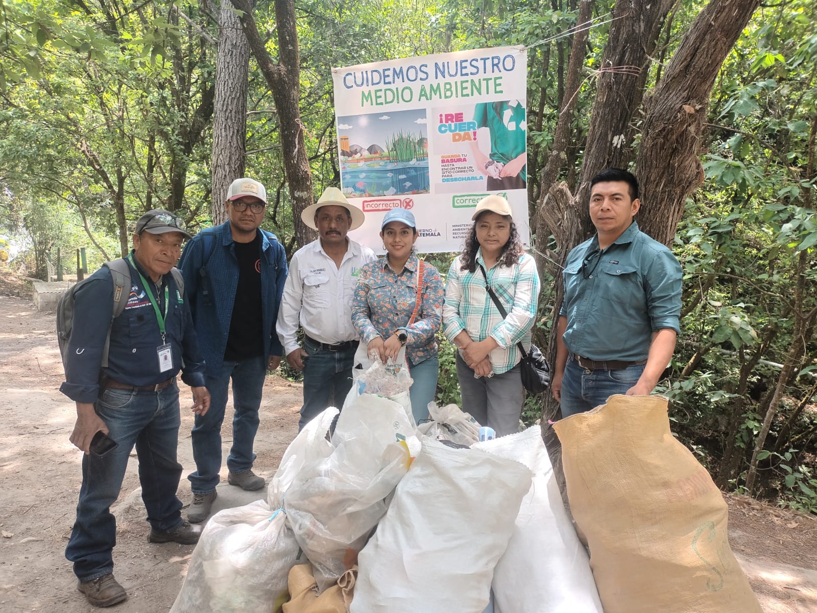 Instituciones de Huehuetenango se unen en jornada de limpieza por el Día de la Tierra