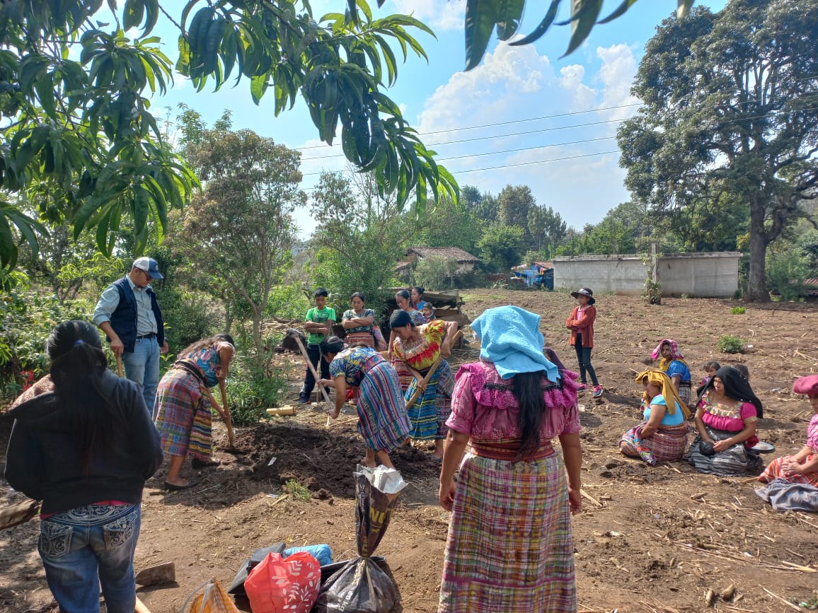 Comunitarias de Santa Cruz del Quiché aprenden a construir filtros para aguas grises