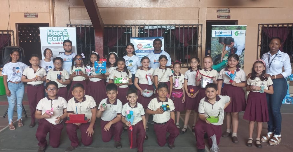 Estudiantes de Izabal aprenden y practican el reciclaje