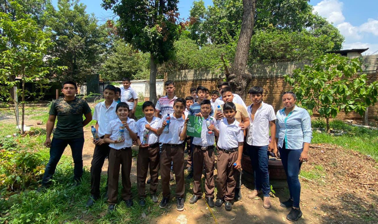 Jóvenes de Chiquimula reciclan y aprenden sobre el medioambiente