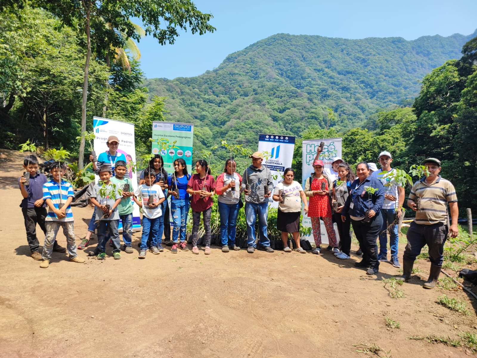 MARN y estudiantes reforestan en San Vicente Pacaya