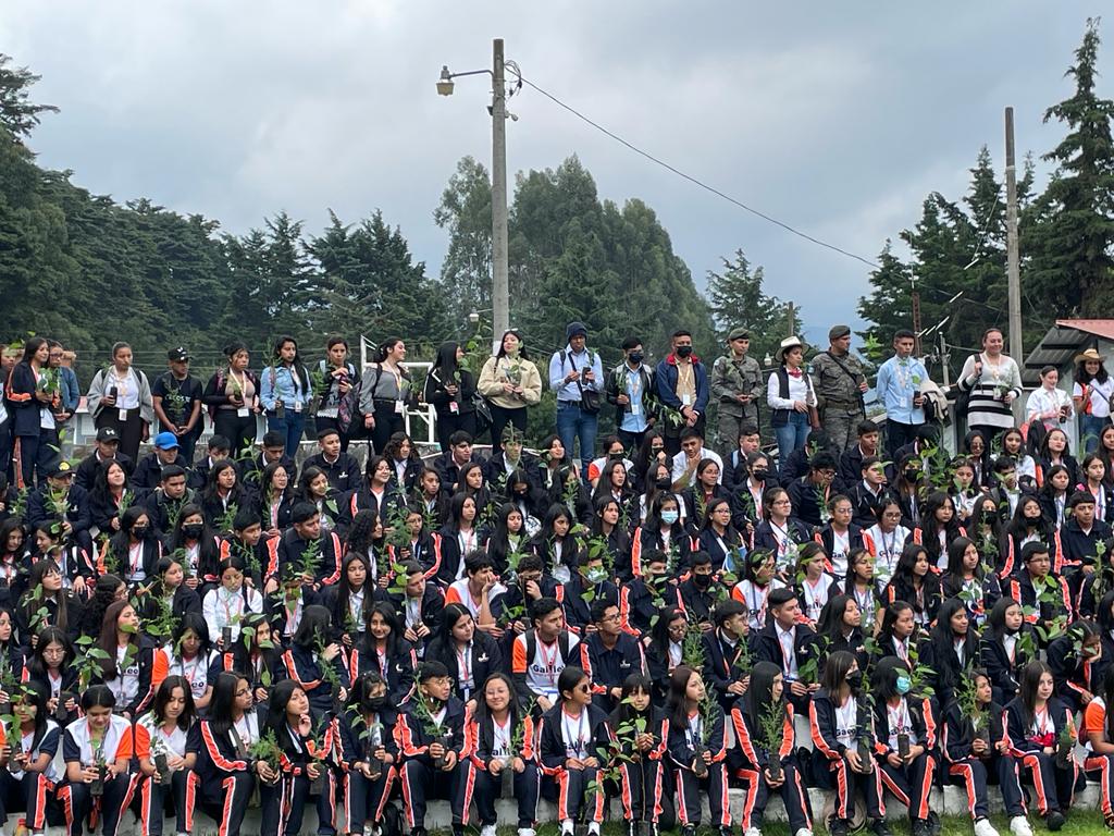 Estudiantes y docentes de San Marcos adoptan un árbol por el medioambiente