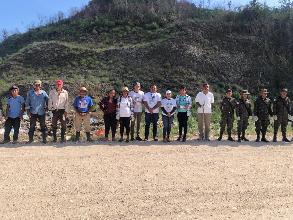 Jornada de limpieza masiva en Las Cruces, Petén promueve el saneamiento ambiental