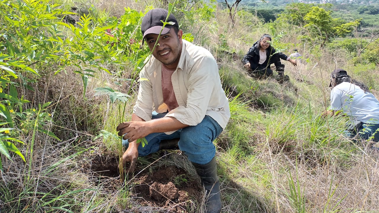 MARN y comunitarios reforestan cerro Guantepec para convertirlo en parque ecológico