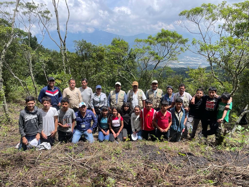 MARN y estudiantes reforestan el Parque Nacional Volcán de Pacaya y Laguna Calderas