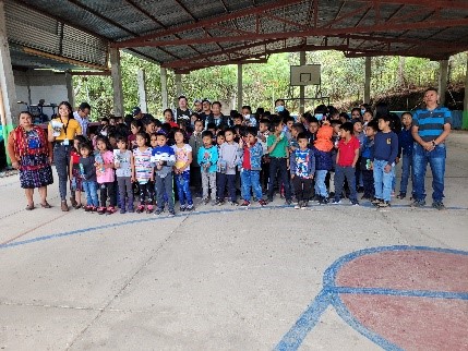 Niños en Quiché se preparan para reforestar y aprenden a cuidar el medioambiente