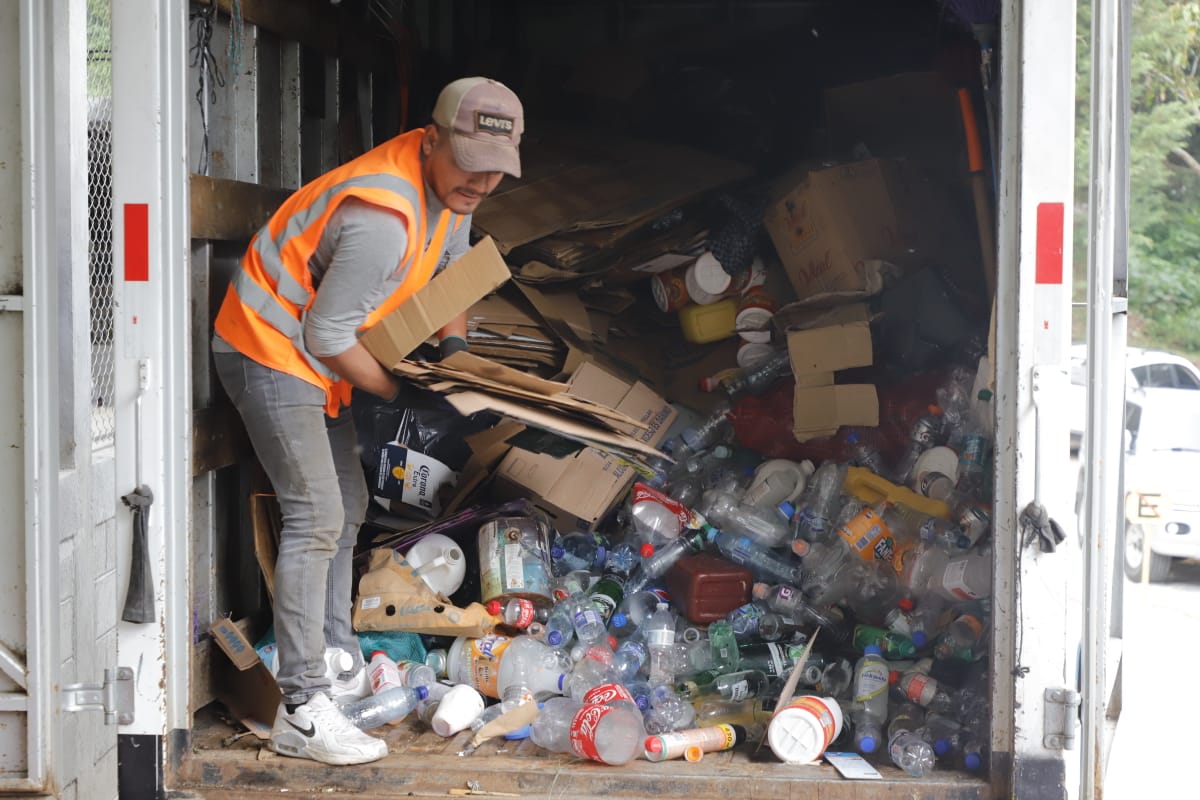 Ministro Gerson Barrios verifica la gestión de los residuos y desechos en Panajachel