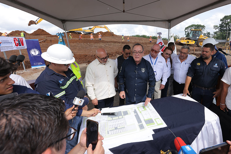 Presidente Giammattei supervisó obras y oficializó apoyos económicos a adultos mayores