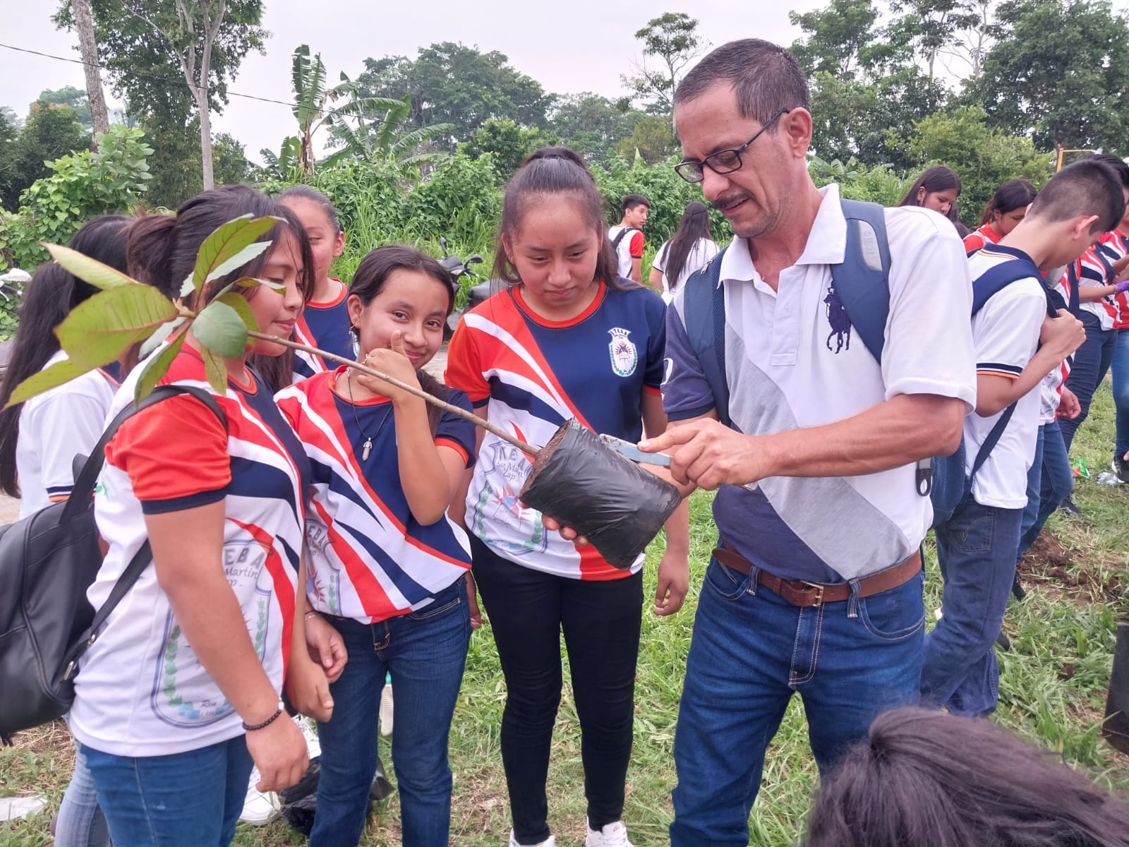 Plantan árboles para mejorar el medioambiente en San Martín Zapotitlán, Retalhuleu