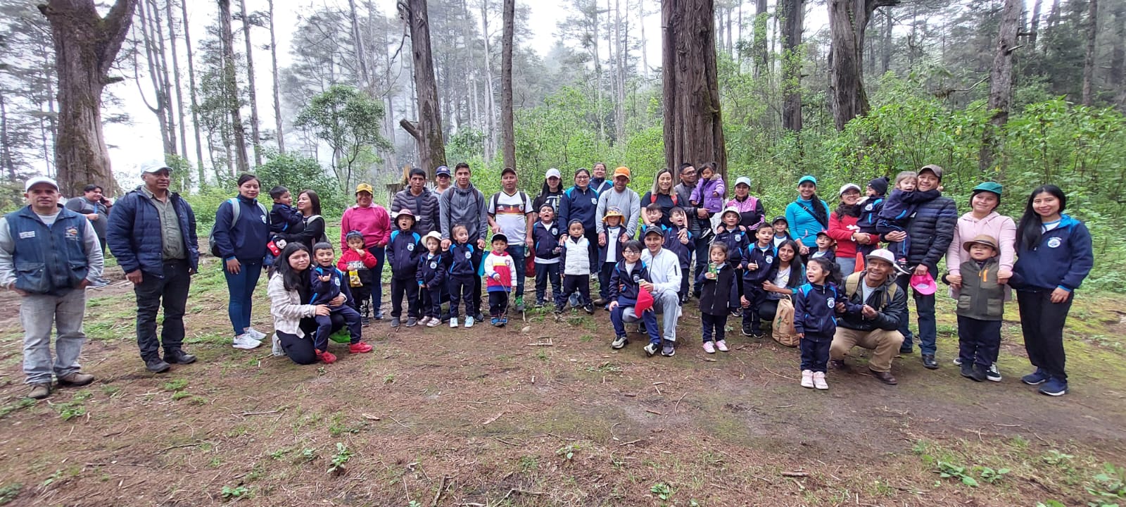 Niños plantan un árbol por el futuro ambiental de San Marcos