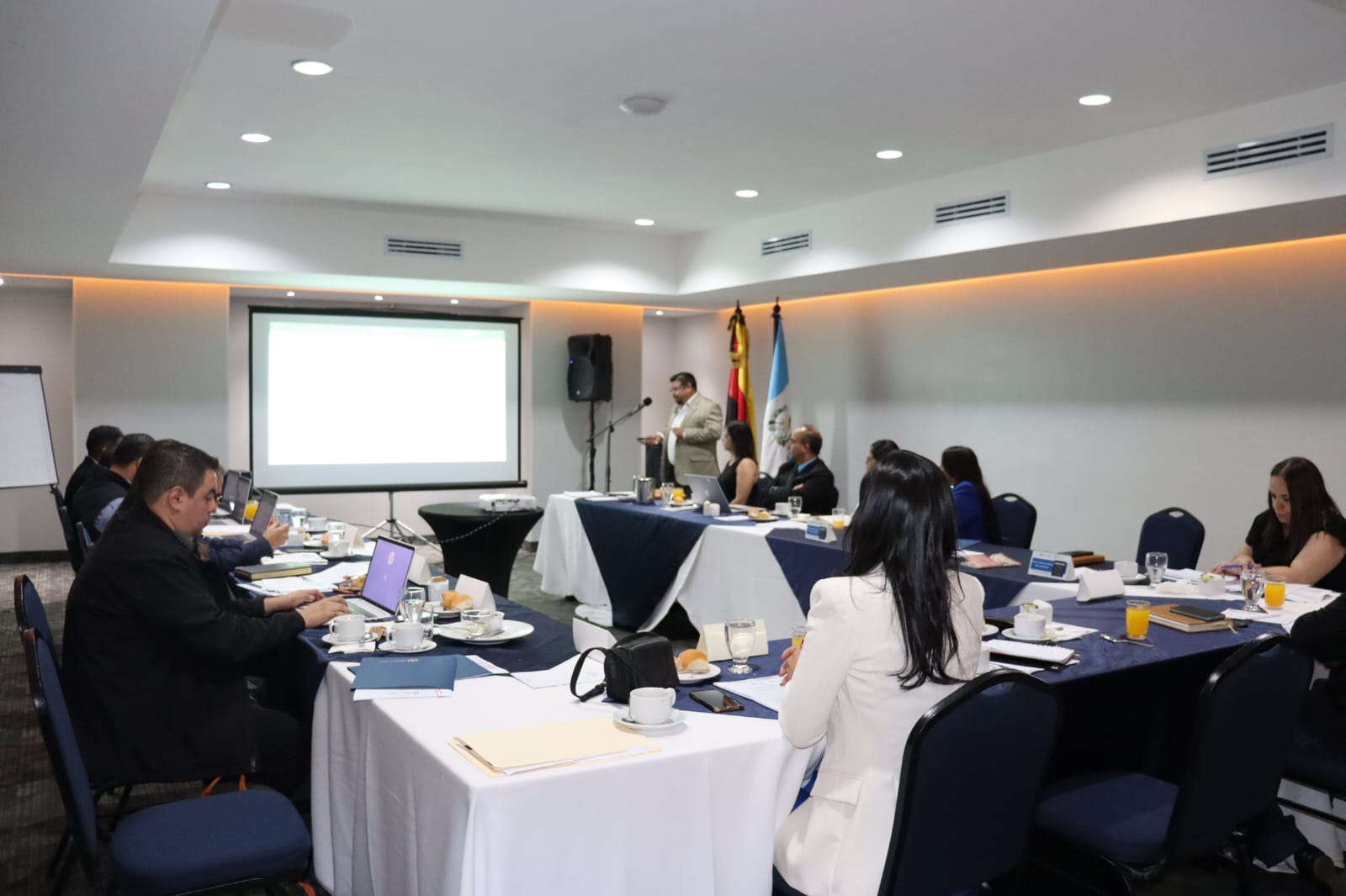 Mujeres son las más beneficiadas en Proyecto Canje de Deuda