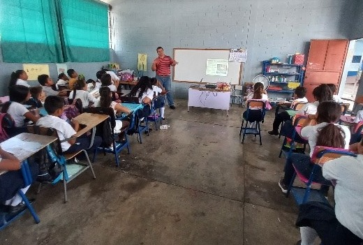 Estudiantes de Usumatlán, Zacapa aprenden sobre el Reglamento 164-2021