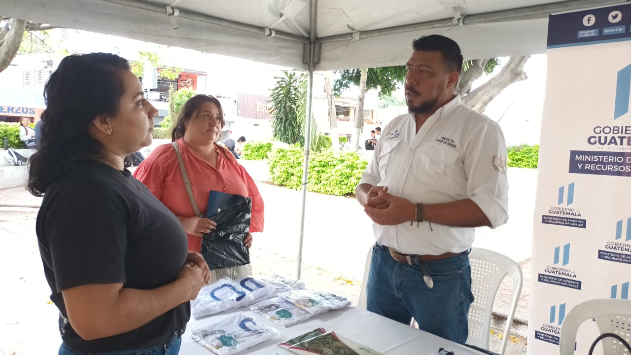 MARN promueve legislación ambiental en feria de Mipymes de Jutiapa