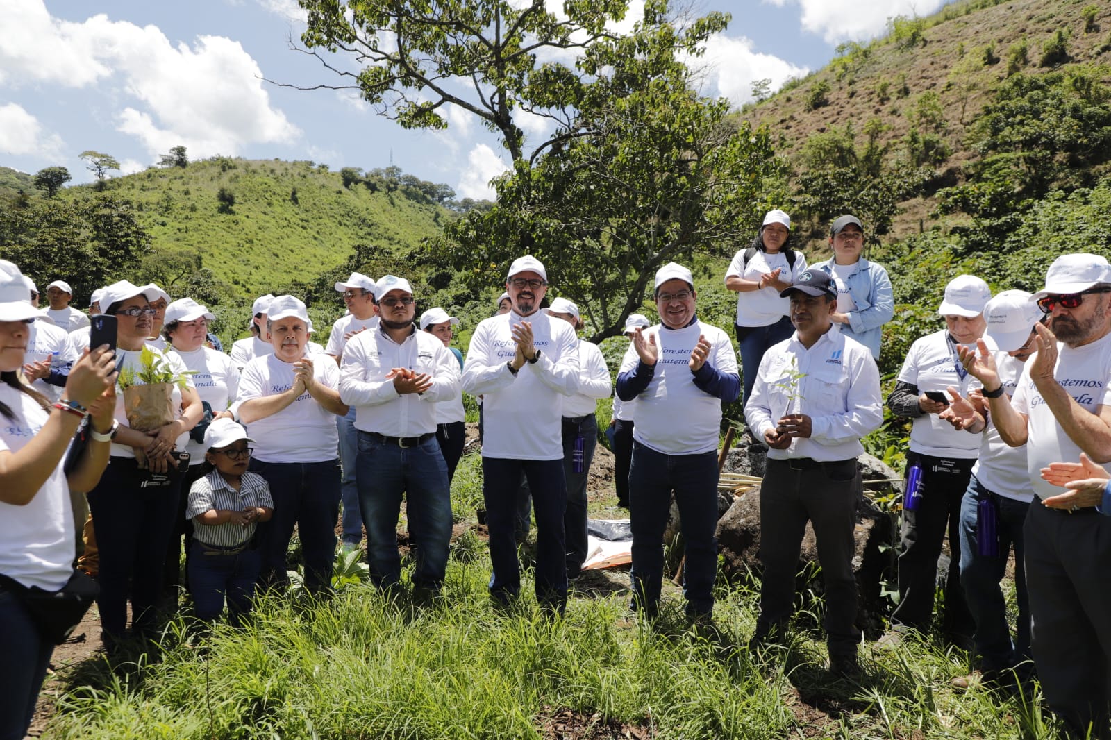 “Viernes de Reforestación” es un éxito con 4,100 árboles plantados durante tres días en la cuenca del lago de Amatitlán