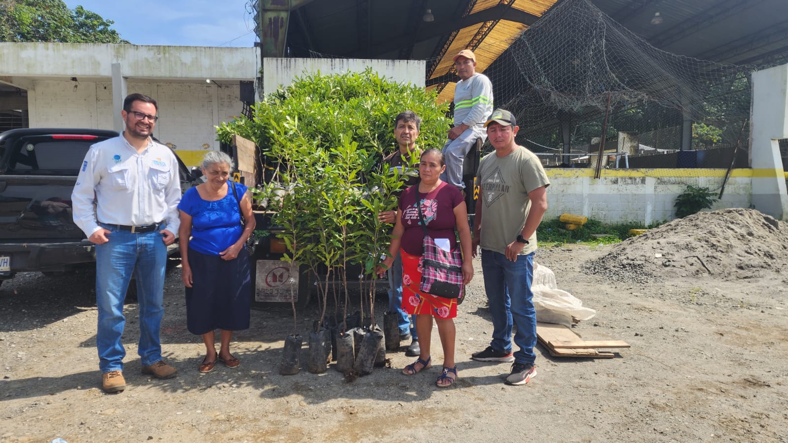 ENTREGA DE PLANTAS DE MACADAMIA A PEQUEÑOS PRODUCTORES DEL MUNICIPIO DE COLOMBA COSTA CUCA, QUETZALTENANGO