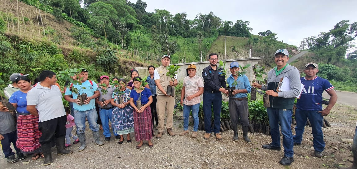 ENTREGA DE PLANTAS DE AGUACATE Y LIMON A PEQUEÑOS PRODUCTORES Y PRODUCTORAS DE LOS MUNICIPIOS DE ZUNIL Y EL PALMAR