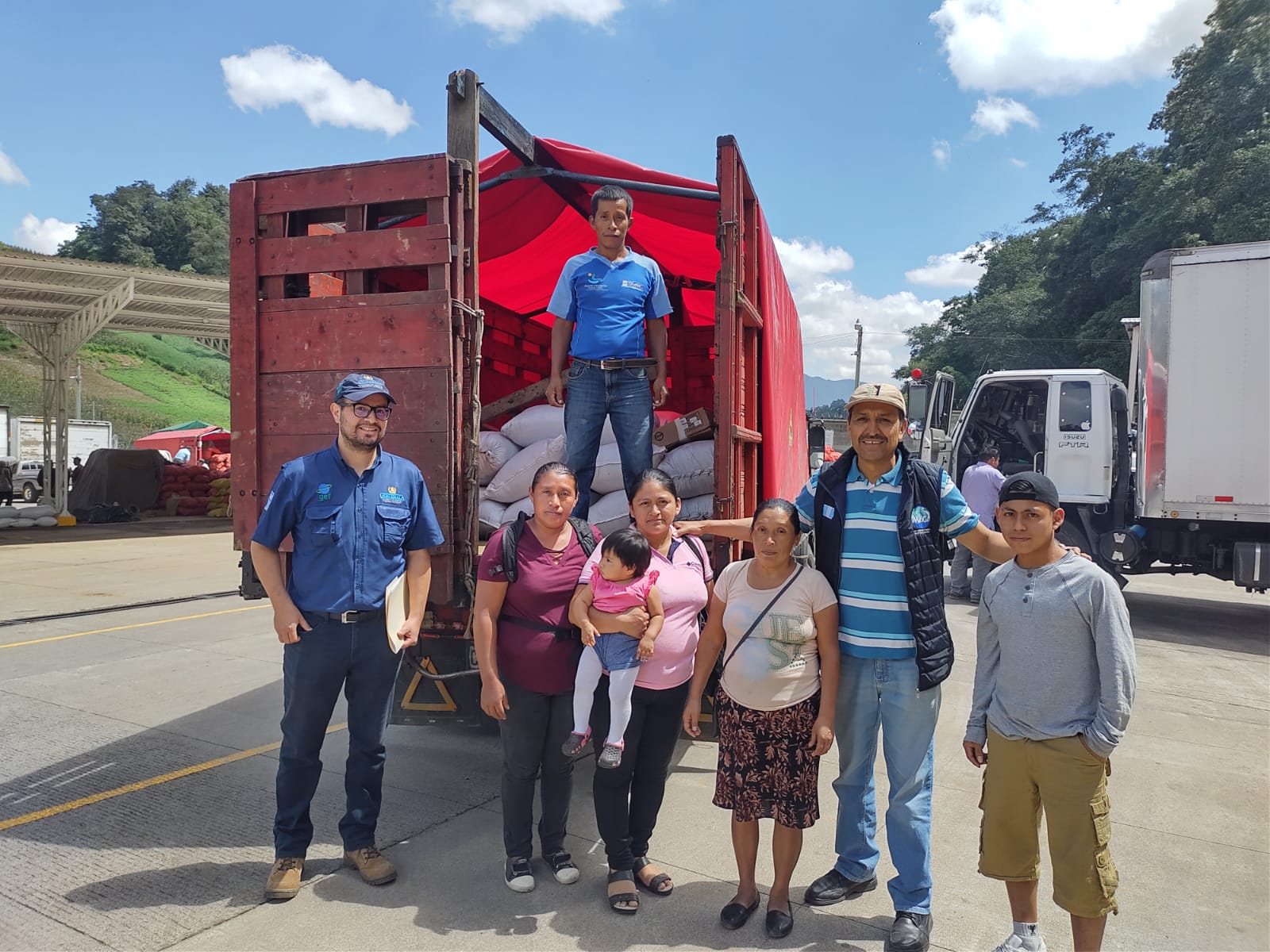 ENTREGA DE FERTILIZANTE ORGÁNICO PARA PEQUEÑOS PRODUCTORES DE QUETZALTENANGO