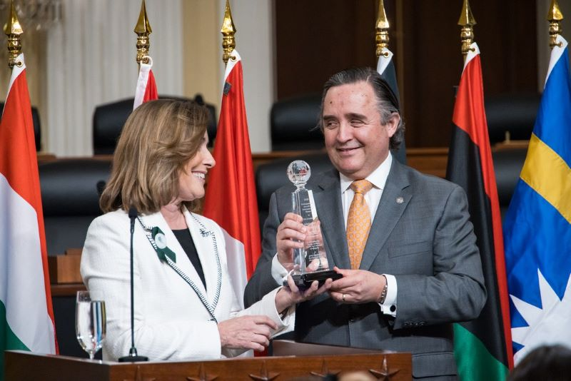 Distinguen a presidente Giammattei con premio internacional por su defensa de la vida y de la familia