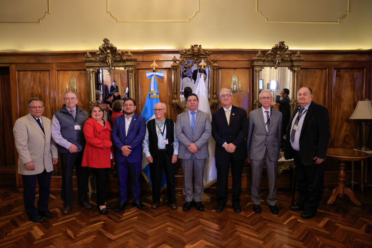 EL SEÑOR PRESIDENTE DR. ALEJANDRO GIAMMATTI ENTREGA MEDALLA PRESIDENCIAL DEL MEDIO AMBIENTE